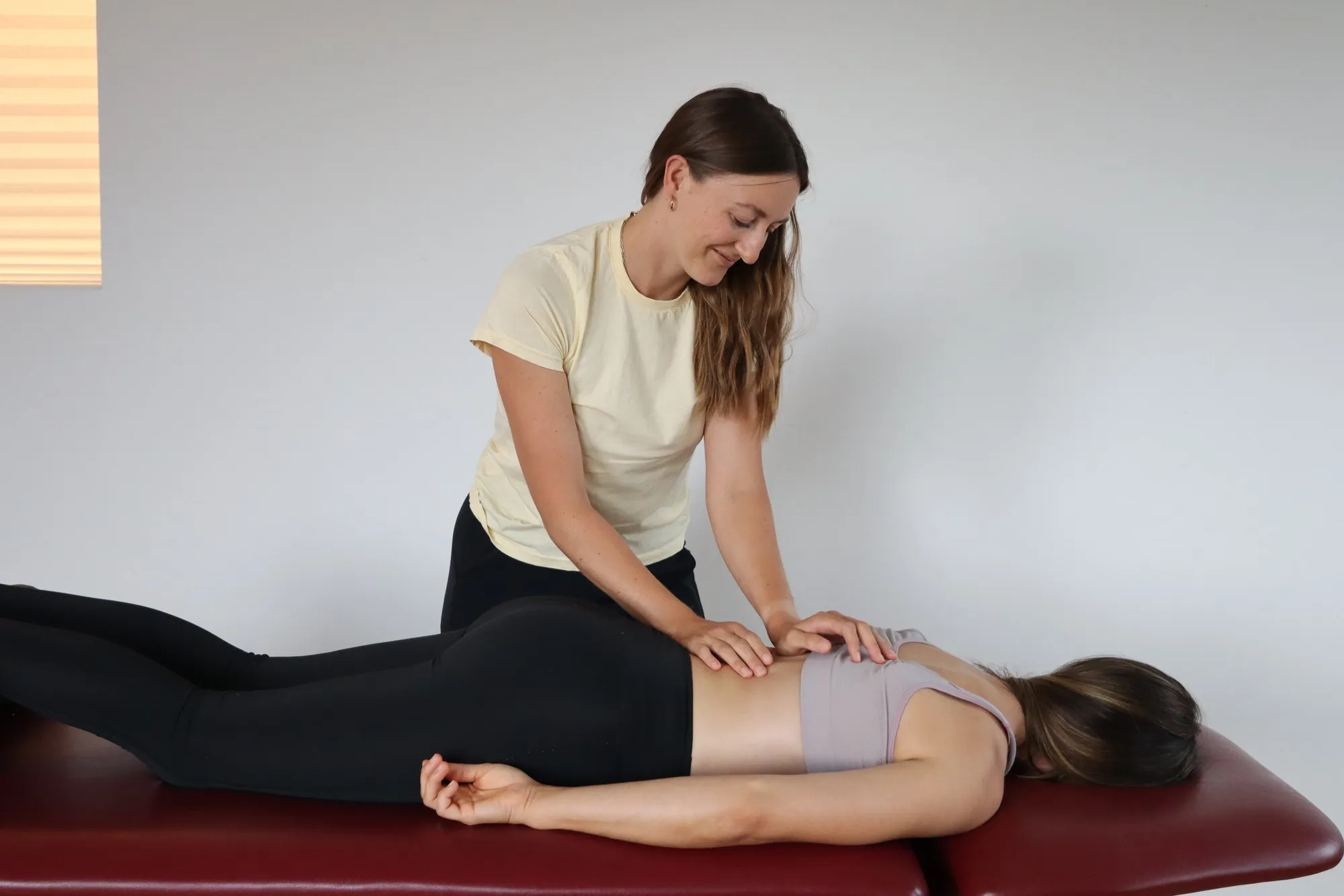Behandlung des Rückens auf der Liege im Therapieraum