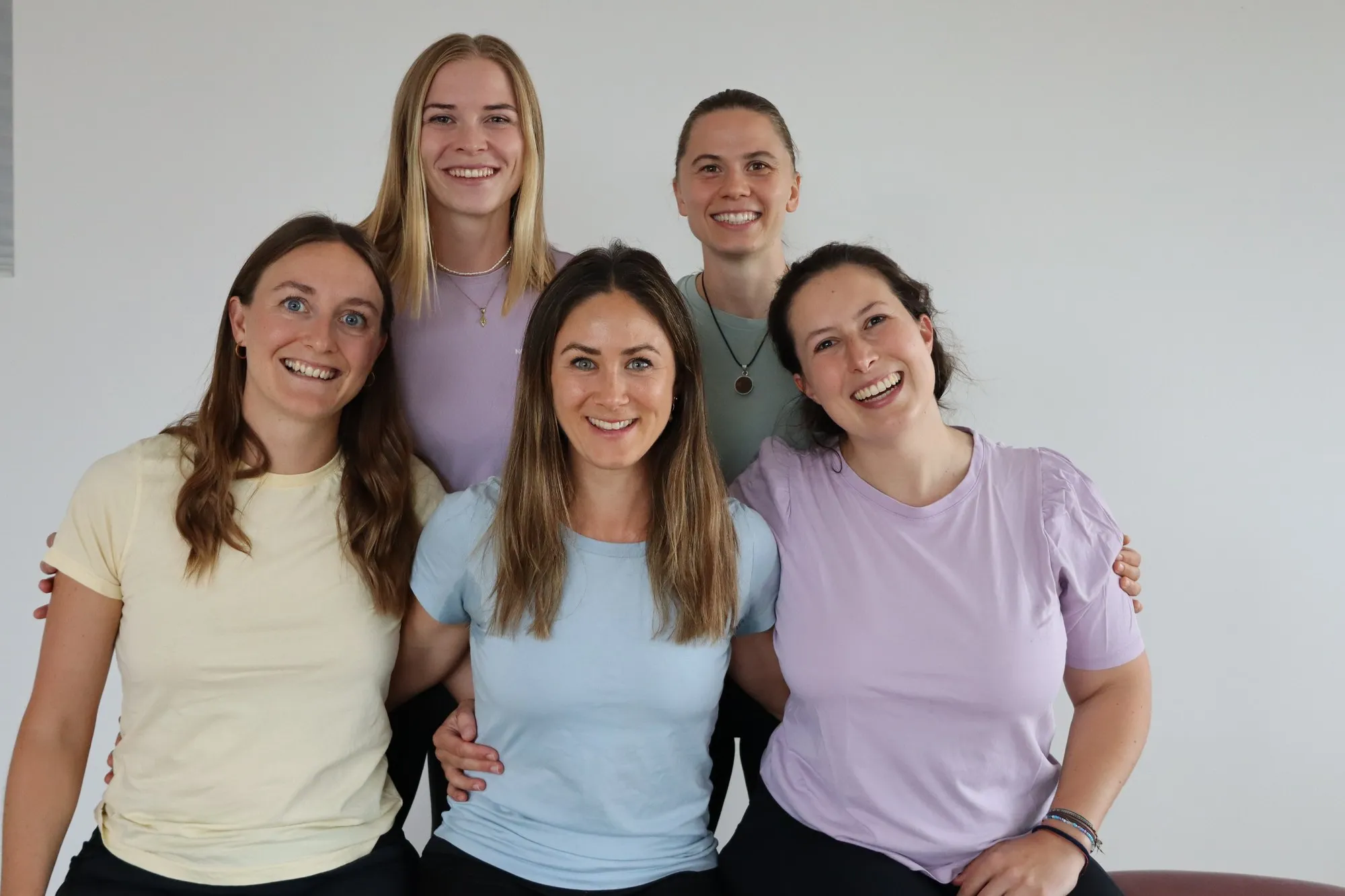 Das Team sitzt und steht um die Behandlungsliege