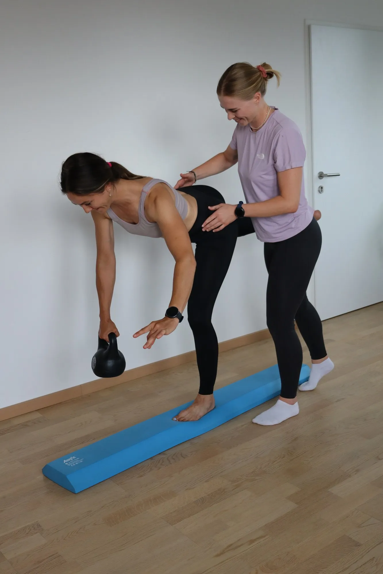Einbeinstand mit Kettlebell im Trainingsraum